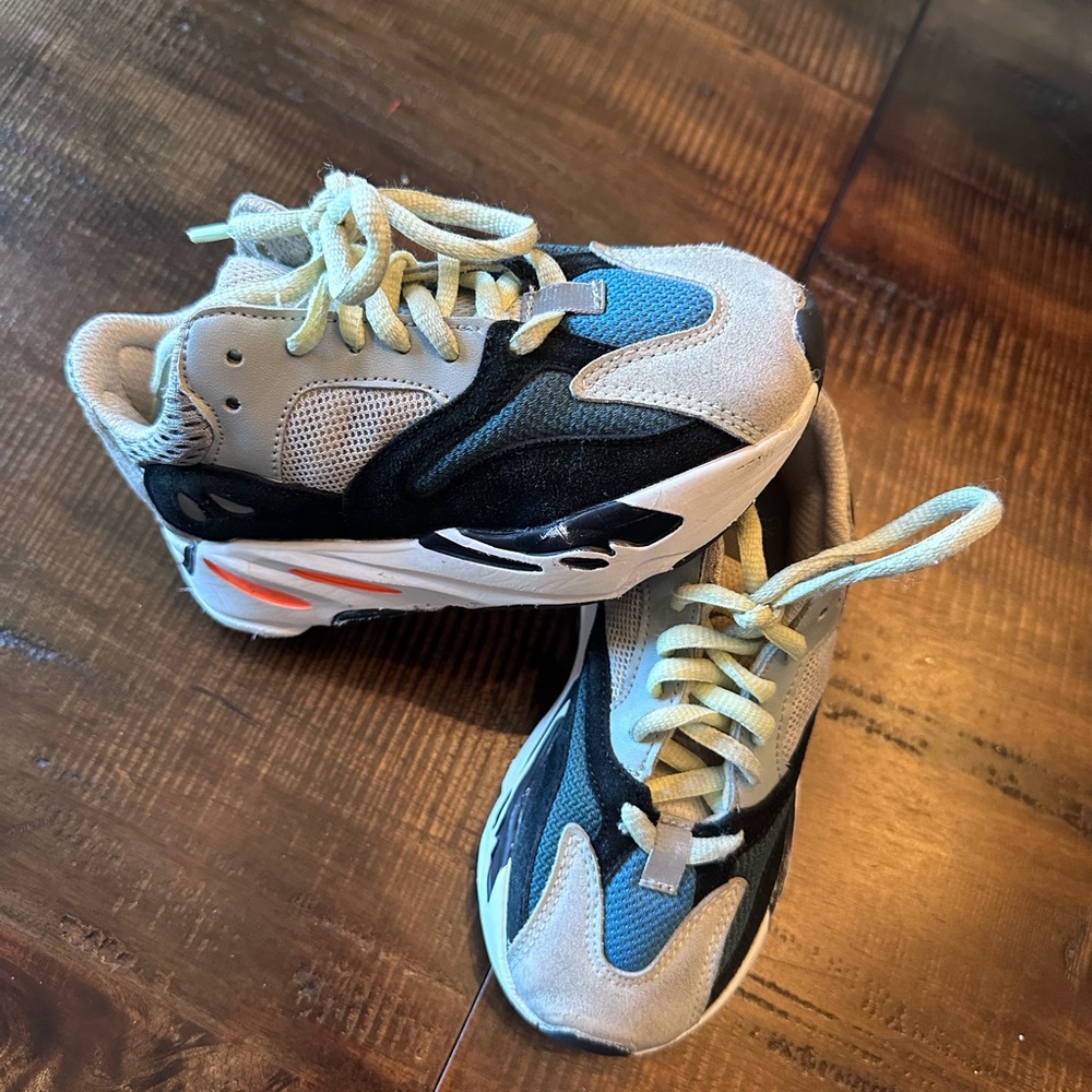 SOLD 💨 Boys Sneakers - Low Wave Runner Boost